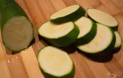 Кабачки или цукини нарезать на кружочки.