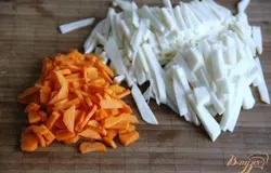 Морковь и сельдерей очистить, нарезать тонкими брусочками,