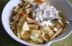 Заправить салат  натуральным йогуртом, лимонным соком (по вкусу) и чёрным молотым перцем