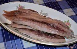 Это блюдо по вкусу напоминает окрошку. Особый вкус и аромат блюду придает огурец и зелень. Селедка сама по себе играет не последнюю роль, но очень важно как достойно ты ее почистил. Колоть язык во время поедания будет довольно неприятно. По сей причине я долго вожусь с селедкой и использую пинцет для ее очистки. Итак, сельдь вымыть, срезать голову. Вспороть брюхо. Вынуть все из брюшка. Часто в селедке попадается молоки или икра сельди. Использовать их для блюда конечно можно, но я не советую. Лучше использовать чистое филе сельди. С селедки снять шкурку. Срезать плавники. Разделить селедку на две филешки, вынув хребет. Теперь пинцетом вынуть все видимые и ощущаемые на ощупь кости. Само чистое филе порезать на мелкие кубики, но не превратите филе в фарш.