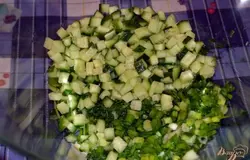 Свежие огурцы вымыть. Шкурку с огурца лучше удалить. У меня огурцы зимние. Шкурка тоненькая и я ее решила оставить.