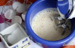 Взбить яйца с сахаром, пока масса не увеличится в 2-3 раза