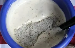 Постепенно ввести ореховую массу в яичную, аккуратно мешая лопаткой