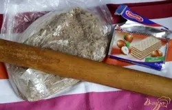 Вафли поместить в пакет, размять скалкой в крошку