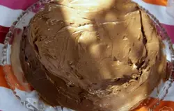 Накрыть второй частью коржа и обмазать торт со всех сторон