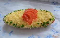 Готово! Украсьте салат по вкусу. Край салата выложите измельченной зеленью. Остальное по вашим возможностям. Салат пропитки не требует. Дольше 5 часов салат не выдерживать. Сухарики внутри салата раскиснут. В салате присустсвует свежий помидор. Использовать такой салат к поеданию длительное время не стоит. Лучше быстро сделать новый.