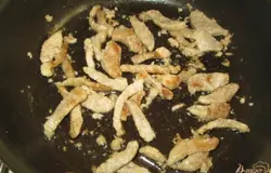и обжариваем до румяной корочки. В конце жарки немного посолить.
