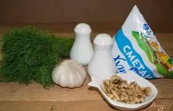 Подготовьте все продукты. Орехи переберите. Обжаривать орехи не надо.