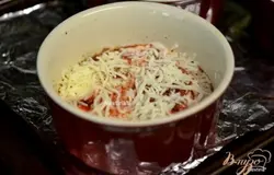 Затем достать из духовки посыпать сверху с сыром. Вернуть на 3-5 мин.или как начнет сыр таять.