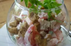 Полученной заправкой заправьте салат по вкусу. Помните, что буквально сразу томаты дадут сок и ваш салат будет плавать. Не кладите слишком много заправки. Салат украсить зеленью по вашему вкусу. Зелень можно добавить и в сам салат. Отложенные наши ржаные сухарики выложите сверху на салат.