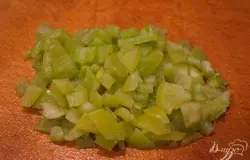 Болгарский перец нарезать кубиком. Можно взять замороженный.