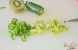 Порежем мелко киви и халапеньо по 1/2 части. Затем киви 2 кружочка,2 кружочка халапеньо.