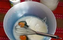 Смешать венчиком сметану, яйца, соль и воду (у меня - сыворотка).