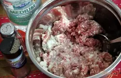 Начинка: добавить смешанный фарш мелко нарезанный лук, соль, перец и минеральную воду