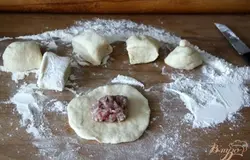 Тесто раскатать "колбаской" и нарезать кусочками. Каждый кусочек раскатать скалкой (не очень тонко), выложить начинку