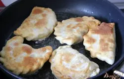 Разогреть растительное масло на сковороде и обжарить пирожки до румяности на среднем огне с двух сторон. Осторожно: если пирожок где-то не плотно закрыт, то будет сильно брызгаться!