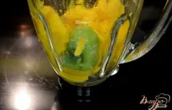 Киви очистить от кожуры, затем  очистить от кожуры манго, срезать мякоть манго вокруг косточки. Положить фрукты в блендер.