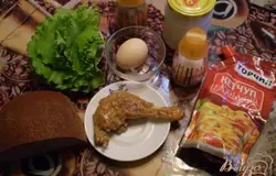 Для салата я использовала тушенную ножку утки, она подойдет, хотя в оригинале была жареная. Итак, продуктовый набор на фото. Яйцо отварено в крутую.