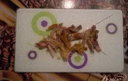Мясо отделяем от кости, разбираем на волокна.