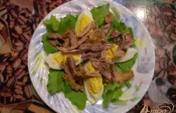 Укладываем на листья яйцо и мясо.