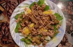 Посыпаем сухариками. Поливаем соусом (кетчуп+сметана).