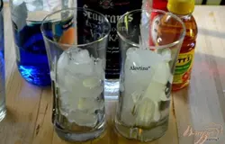 В бокалы разложим лед.