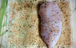 Запечь или поджарить куриные грудки до готовности. Я запекала в пергаменте с прованскими травами, без масла...