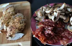 Остывшую куриную грудку нарезать наискосок, бекону и шампиньонам дать остыть.