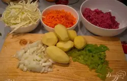 Репчатый лук нарезать меленько. Морковь натереть на терку. Приготовьте фарш. Мой домашний. Болгарский перец нарезать мелко. Капусту нашинковать. Картофель очистить и нарезать кубиком.