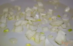 В другой сковороде обжарьте лук до мягкости и прозрачности.