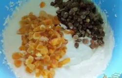 Добавить курагу и изюм. Тщательно размешать.