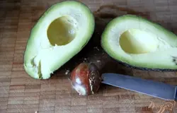 Очистить и нарезать кубиками (полосками)спелый авокадо