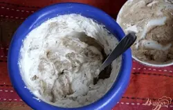 Ввести эту массу в сливки.