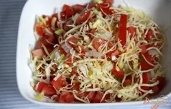 Смешать мелко нарезанные овощи (по вкусу) или овощи с грибами, зеленью и добавить 1 ст.л. тёртого сыра, перемешать