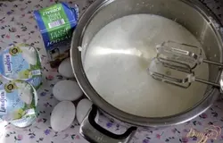 Взбить в глубокой кастрюле молоко, соль, сметану, яйца. Яйца - по вкусу. 4 домашних яйца придают сыру более яичный вкус (мужу такой понравился).