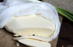 Отрезаем кусочки сыра, а остальной - прячем в марлю и окунаем в сыворотку, хранить в стеклянной ёмкости  в хол-ке.Приятного аппетита!