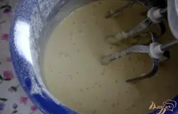 Ввести в яйца горячую молочно-масляную смесь, постепенно добавляя мучную смесь и взбивая миксером на мал.скорости.  В зависимости от страны, муки может уйти больше или меньше. Шведской муки уходит - 100 г, немецкой - 150-160 г, российской - до 250 г!!!Тесто должно быть не очень густым, но и не жидким, омлетным, чуть гуще, чем на оладьи, стекать ленточкой с венчика.