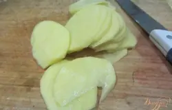 Картофель отчисть от кожуры, нарезать произвольно.