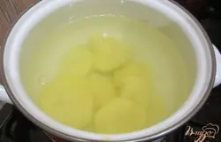 Отвариваем картофель на медленном огне.