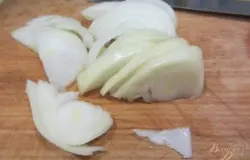 Лук отчистить от кожуры, произвольно нарезать, добавить к картофелю.