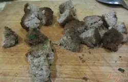 Котлеты нарезать, добавить в суп.