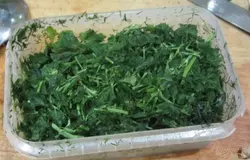 Добавляем зелень, лавровый лист, перец, соль.