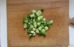 Огурцы промыть, нарезать произвольно.