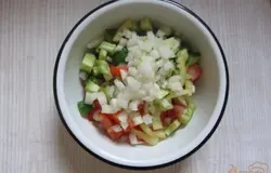 Лук отчистить от кожуры, мелко нарезать, добавить в салат.