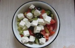 Готово! Достать салакис нарезать крупными кубиками, выложить поверх салата. Приятного аппетита.
