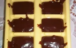 У меня нет формочек для конфет, поэтому я воспользовалась формой для льда. Ее слегка смазать растительным маслом (без запаха), в каждую формочку залить массу.