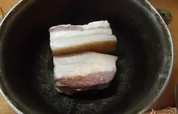 Нарезаем сало кусками и складываем в глубокую кастрюльку.