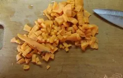 Морковку нарезаем кубиками помельче. Не берите молодую морковь, в супе она будет не ощутима.