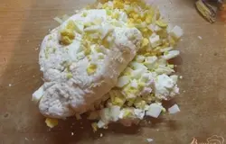 Творог берем жирный - он будет вкуснее и лучше растает. Яйцо отвариваем до готовности (в крутую) и крошим к творогу.