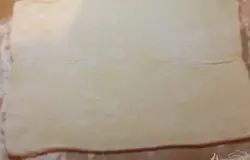 Тесто раскатываем в прямоугольный лист. Можно использовать и просто слоеное тесто.